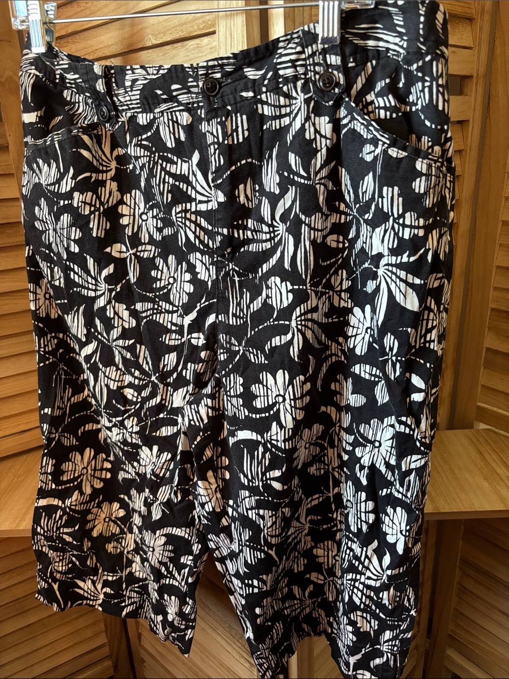 White Stag Black and White Floral Wide-Leg Capris 10